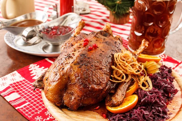 Canard rôti sur table de Noël — Photo