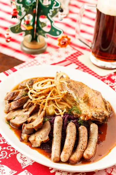 Braten auf dem Weihnachtstisch — Stockfoto