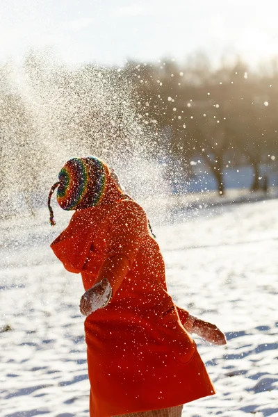 Femme heureuse dans le parc d'hiver — Photo