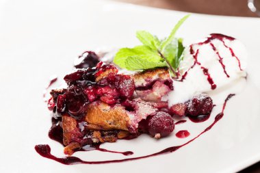 Berry strudel dondurma ile