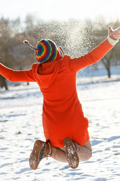 Mujer feliz en el parque de invierno —  Fotos de Stock