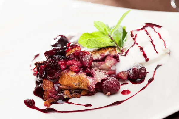 Berry strudel with ice cream — Stock Photo, Image