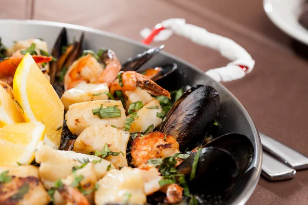 Paella θαλασσινά στο τηγάνι τηγανίζουμε — Φωτογραφία Αρχείου