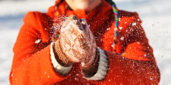 Mulher mão em luvas de neve — Fotografia de Stock