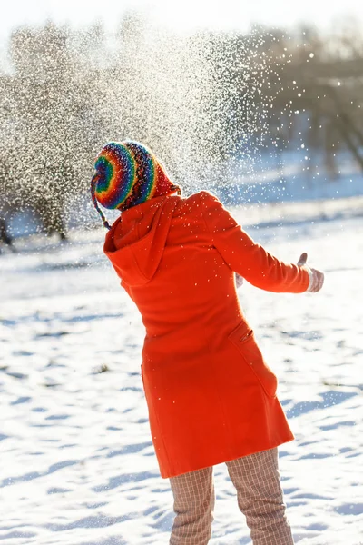 Femme heureuse dans le parc d'hiver — Photo