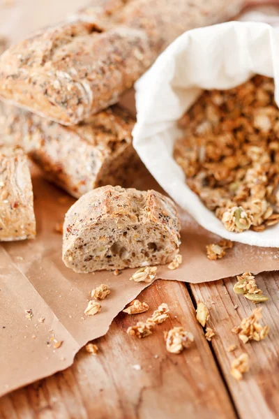 Brot auf Holz Hintergrund — Stockfoto