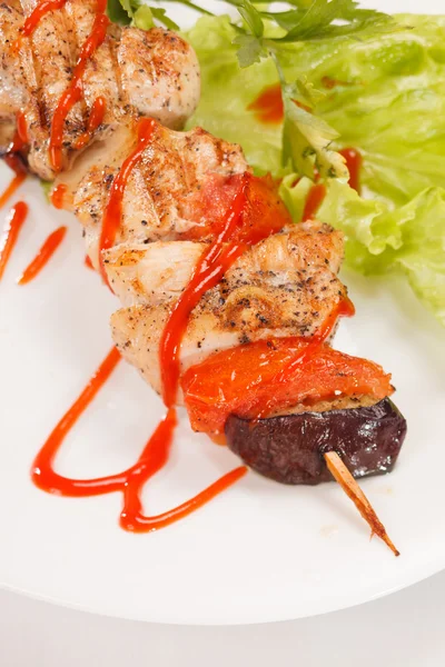 Chicken kebab with tomato sauce — Stock Photo, Image
