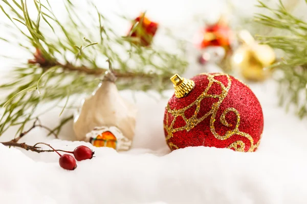 Рождественские балы со снегом — стоковое фото