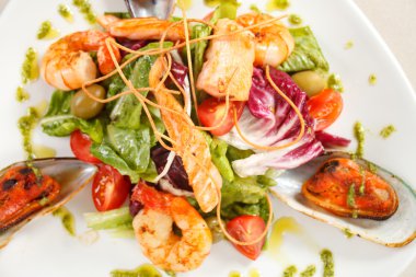 Deniz ürünleri salatası