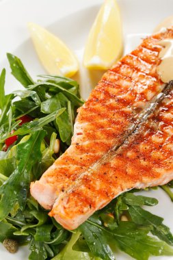 Somon steak salata ile