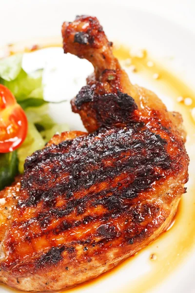 Perna de frango assada com salada — Fotografia de Stock