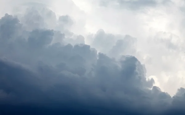 Dramatická obloha s bouřkovými mraky — Stock fotografie
