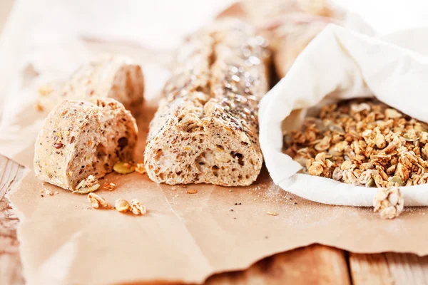 Brot auf Holz Hintergrund — Stockfoto