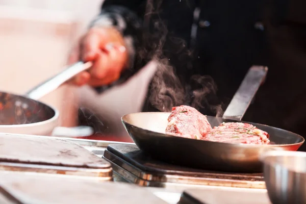 Chef en el trabajo — Foto de Stock