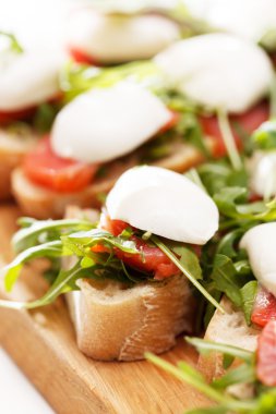 domates, mozzarella ve roka sandviç