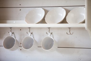 içinde mutfak eşyaları ile açılan dosya dolabı