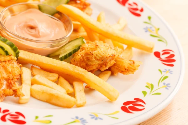 Patatine fritte con pollo — Foto Stock