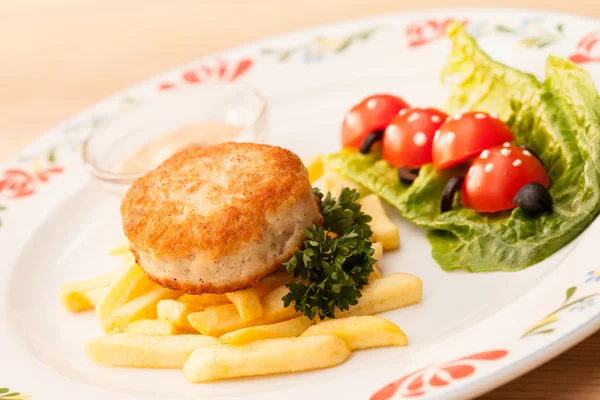 Pommes mit Schnitzel zum Kindermenü — Stockfoto