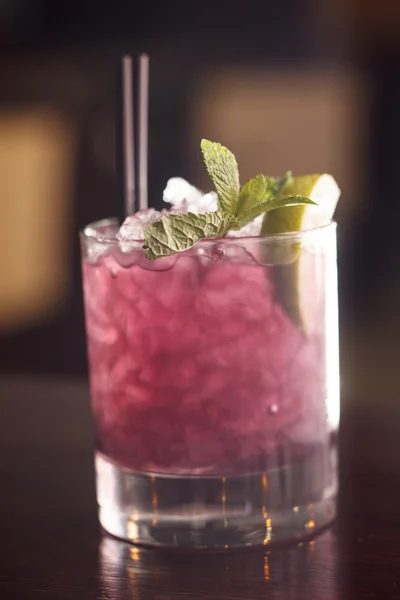 Cocktail met bramen en stro — Stockfoto