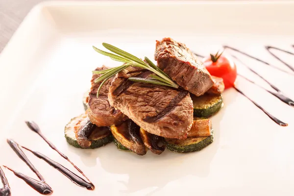 Steak with vegetables — Stock Photo, Image