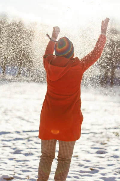 Femme heureuse dans le parc d'hiver — Photo