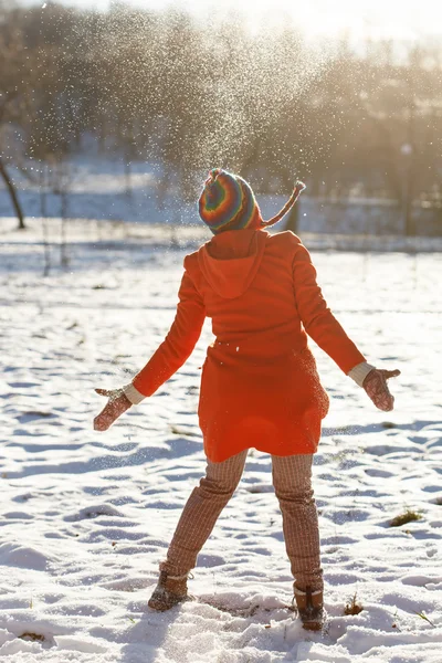 Mulher feliz no parque de inverno — Fotografia de Stock