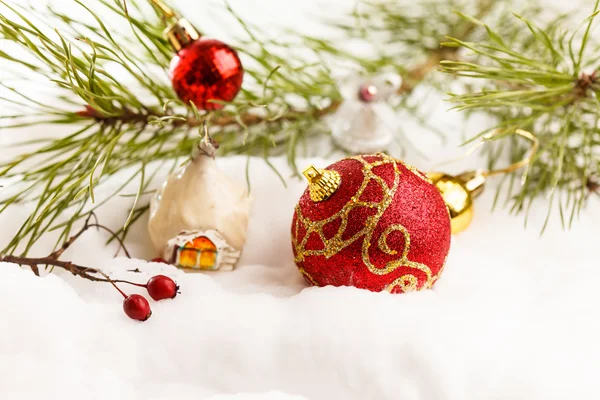 Noel topları ile kar — Stok fotoğraf