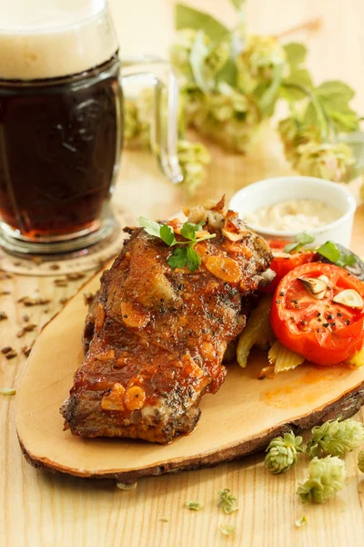 Carne a la parrilla con cerveza —  Fotos de Stock