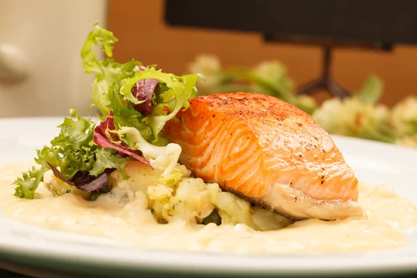 Zalmsteak met groenten — Stockfoto