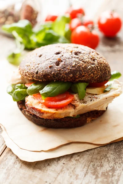 Sandwich con pollo e formaggio — Foto Stock