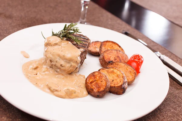 Steak de boeuf aux pommes de terre — Photo