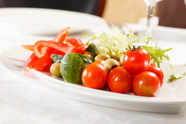 Verduras frescas en el plato — Foto de Stock