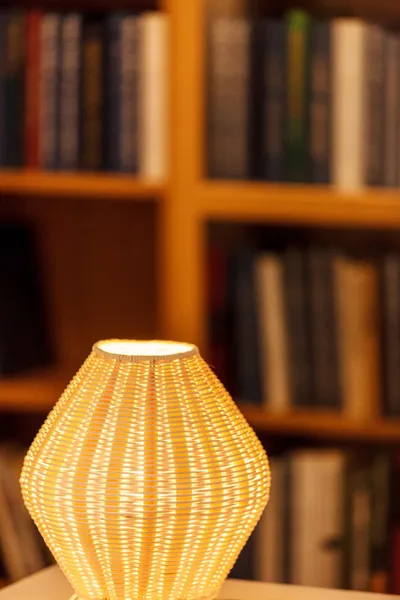 Lámpara de escritorio sobre mesa de madera —  Fotos de Stock