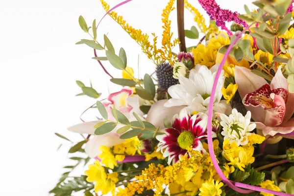 Schöne Blumen im Korb — Stockfoto