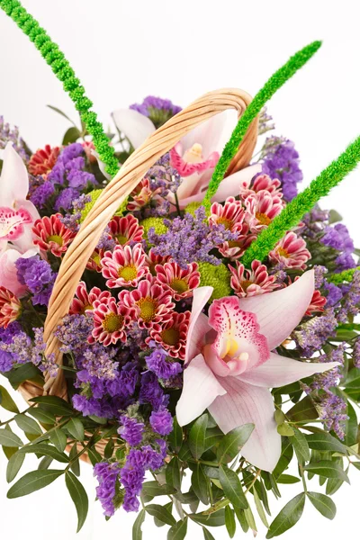 Hermosas flores en la cesta — Foto de Stock