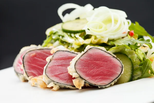 Salada com atum e morangos — Fotografia de Stock