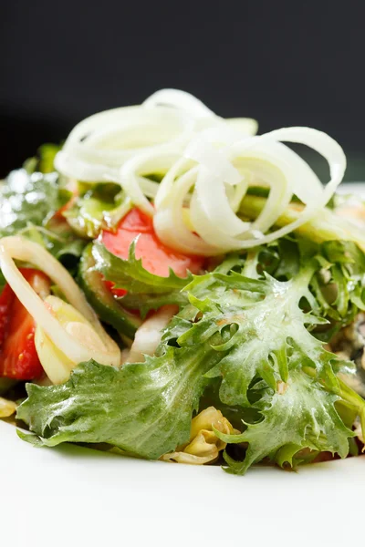 Salad with tuna and strawberries — Stock Photo, Image