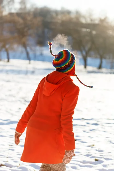 Szczęśliwa kobieta w winter park — Zdjęcie stockowe