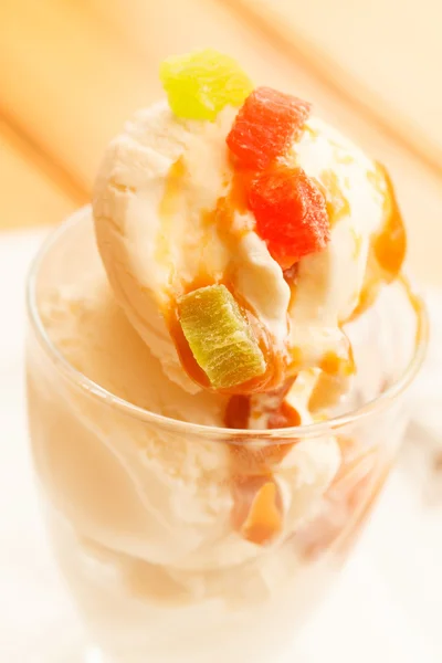 Ice cream and tropical fruits — Stock Photo, Image