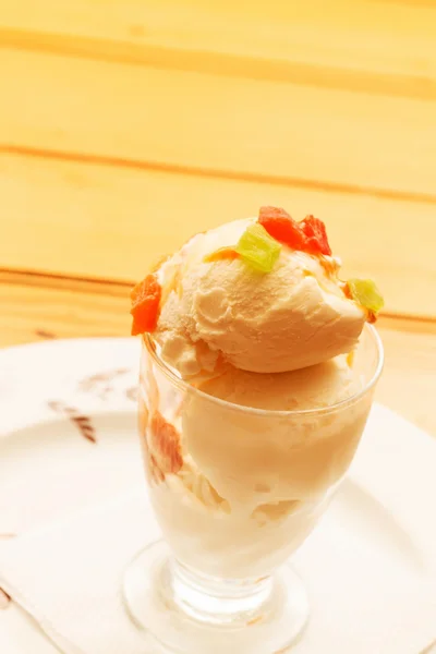 आईस्क्रीम आणि उष्णकटिबंधीय फळे — स्टॉक फोटो, इमेज