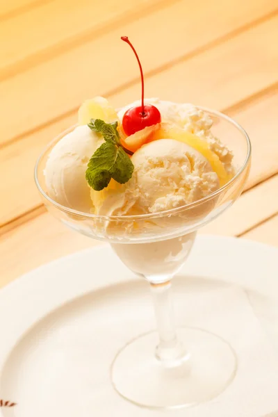 Crème glacée aux fruits — Photo