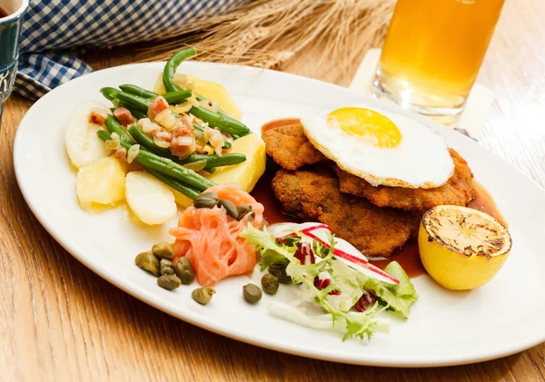 Wiener Schnitzel with Potatoes and Fresh Vegetables — Stock Photo, Image