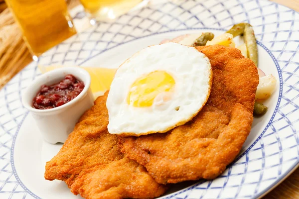 Wiener schnitzel met ei — Stockfoto
