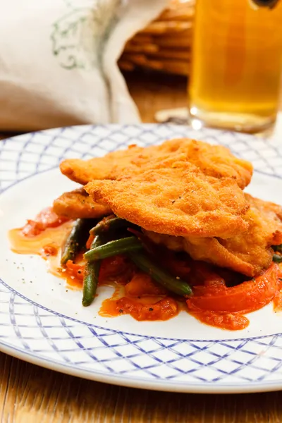 Wiener Schnitzel with vegetables — Stock Photo, Image