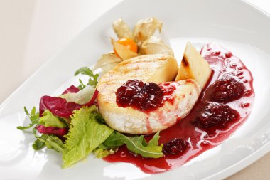 Camembert vişne sos ile