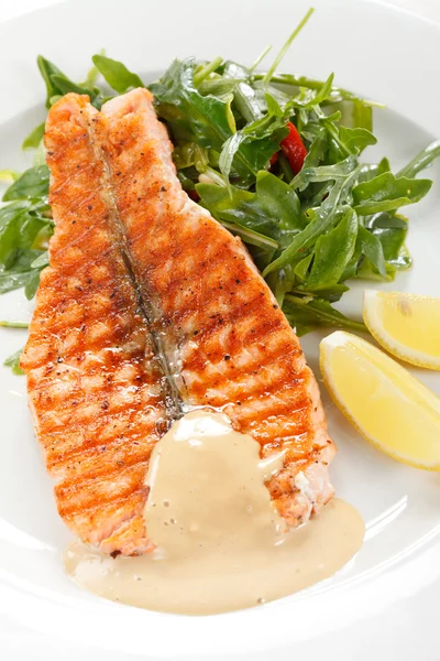 Zalm steak met salade — Stockfoto