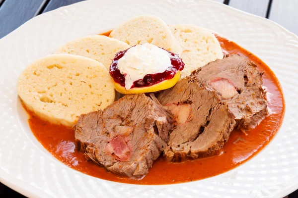 Fleisch mit Sauce — Stockfoto