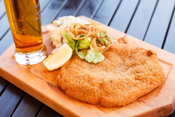 Schnitzel com salada — Fotografia de Stock