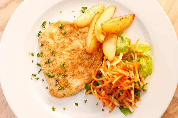 Schnitzel met aardappelen — Stockfoto