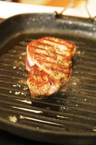 М'ясо нарізане на сковороді — стокове фото